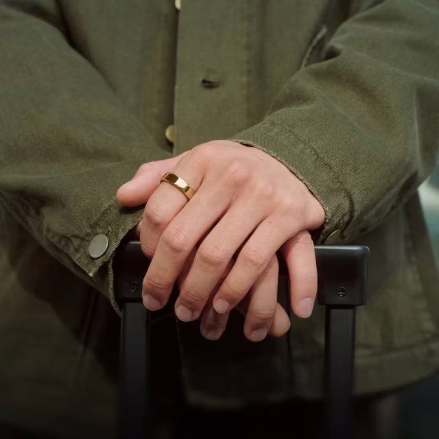 Homem usando o Oura Ring Gold